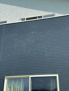 岐阜県美濃加茂市での外壁洗浄施工事例。水あかの汚れをプロの技術で徹底クリーニング。RENOVA HOUSE