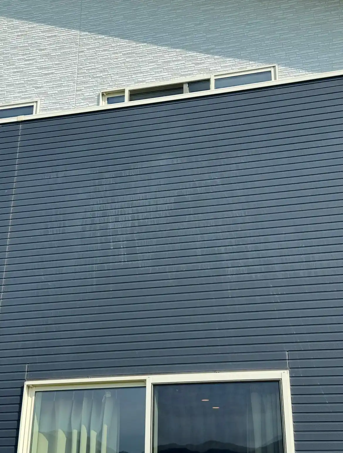 岐阜県美濃加茂市での外壁洗浄施工事例。水あかの汚れをプロの技術で徹底クリーニング。RENOVA HOUSE